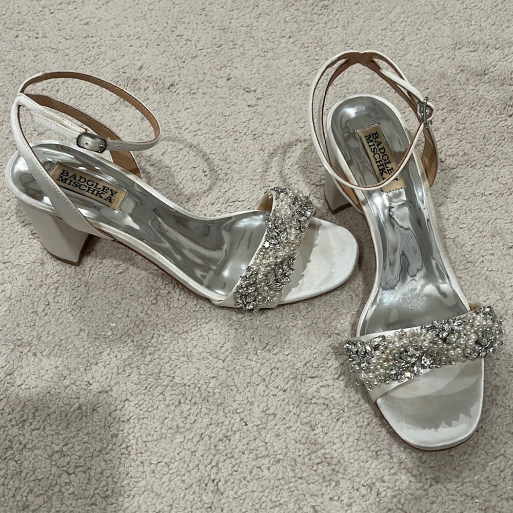 Badgley Mischka women’s size 8 block pearl and diamond heel